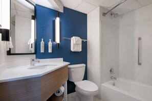 Ein Badezimmer mit einem weißen Waschbecken, einer Toilette und einer Badewanne.