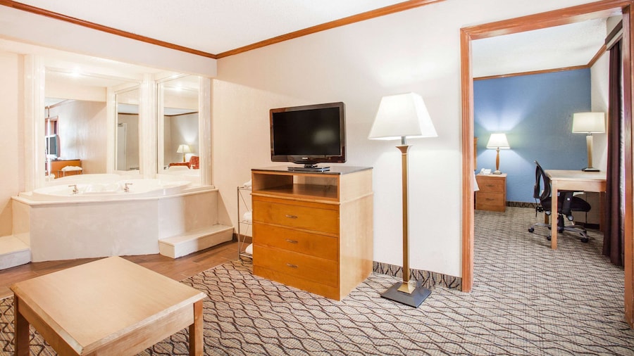 Baymont by Wyndham Madison Heights Detroit Area