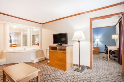 Baymont by Wyndham Madison Heights Detroit Area