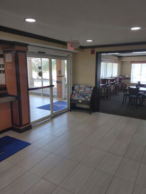 Interior entrance - Baymont by Wyndham Madison Heights Detroit Area (Madison Heights)