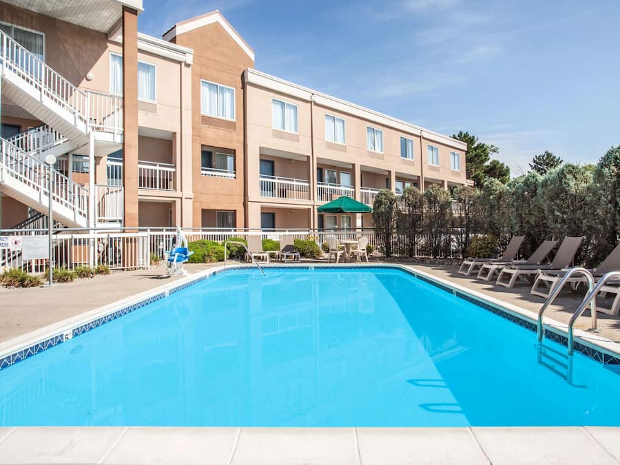 Außenpool, Liegestühle