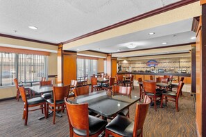 Lobby sitting area - Baymont by Wyndham Madison Heights Detroit Area (Madison Heights)