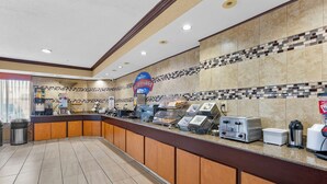 Mostrador de desayuno con cafetera, tostadora y exhibición de alimentos.