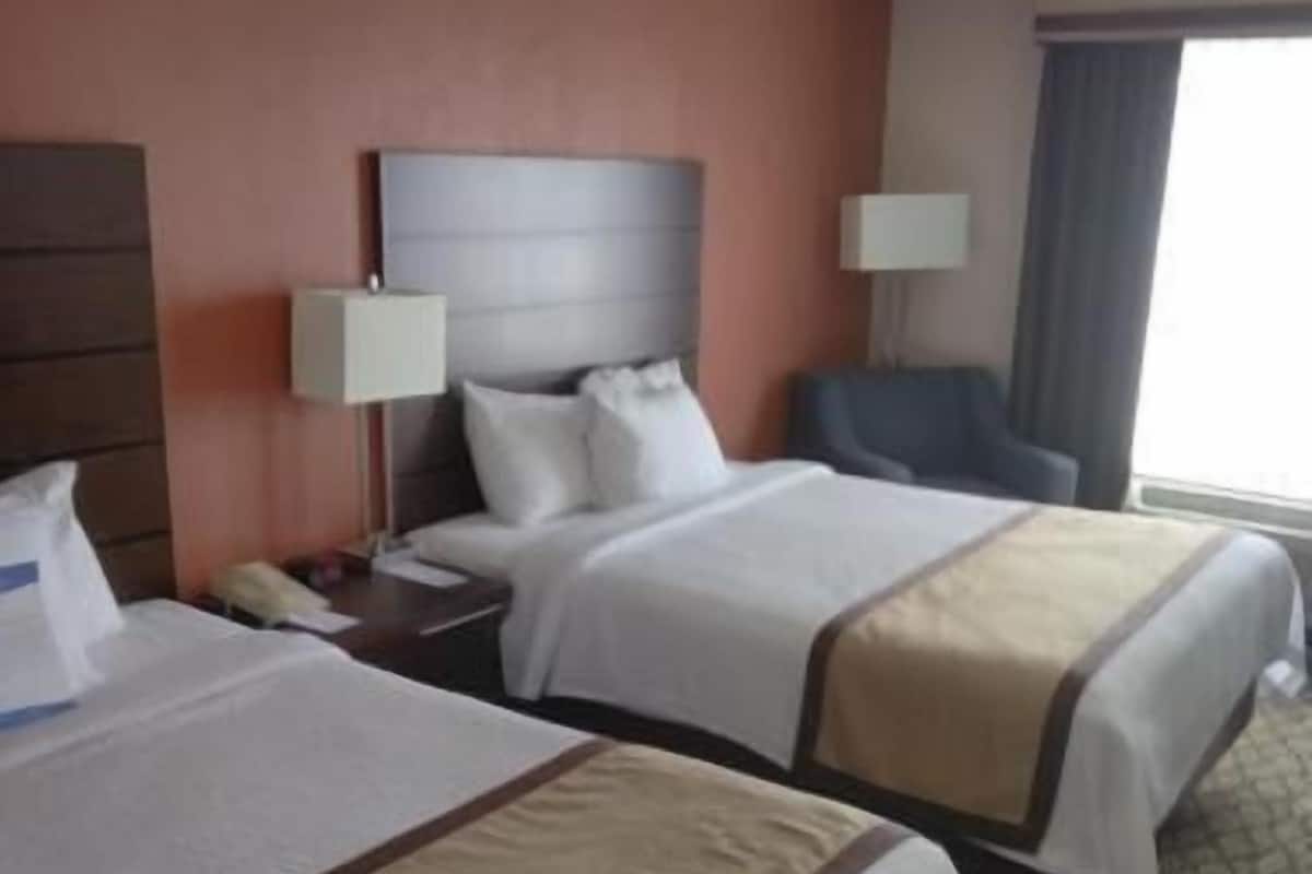 Premium bedding, in-room safe, desk, laptop workspace