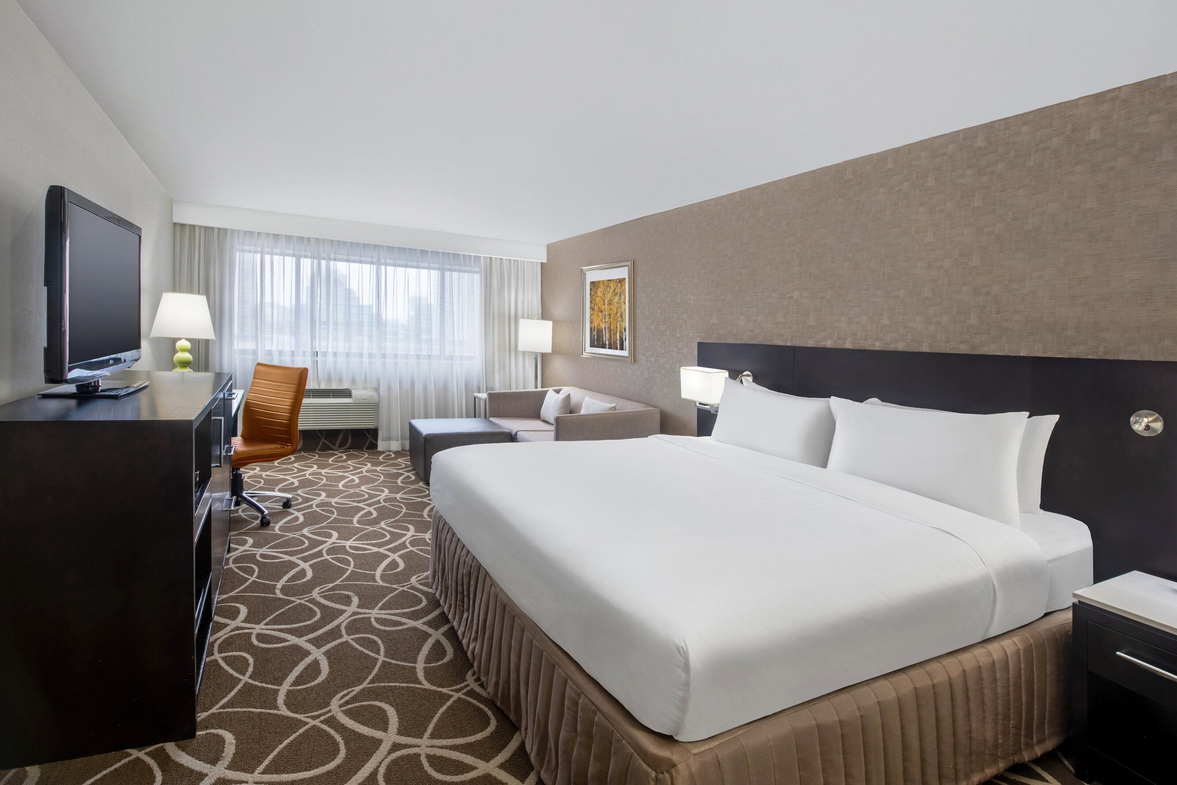 Premium Room, 1 King Bed | Premium bedding, desk, blackout drapes, iron/ironing board