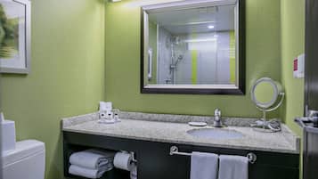 Bañera profunda y cabezal de ducha con hidromasaje