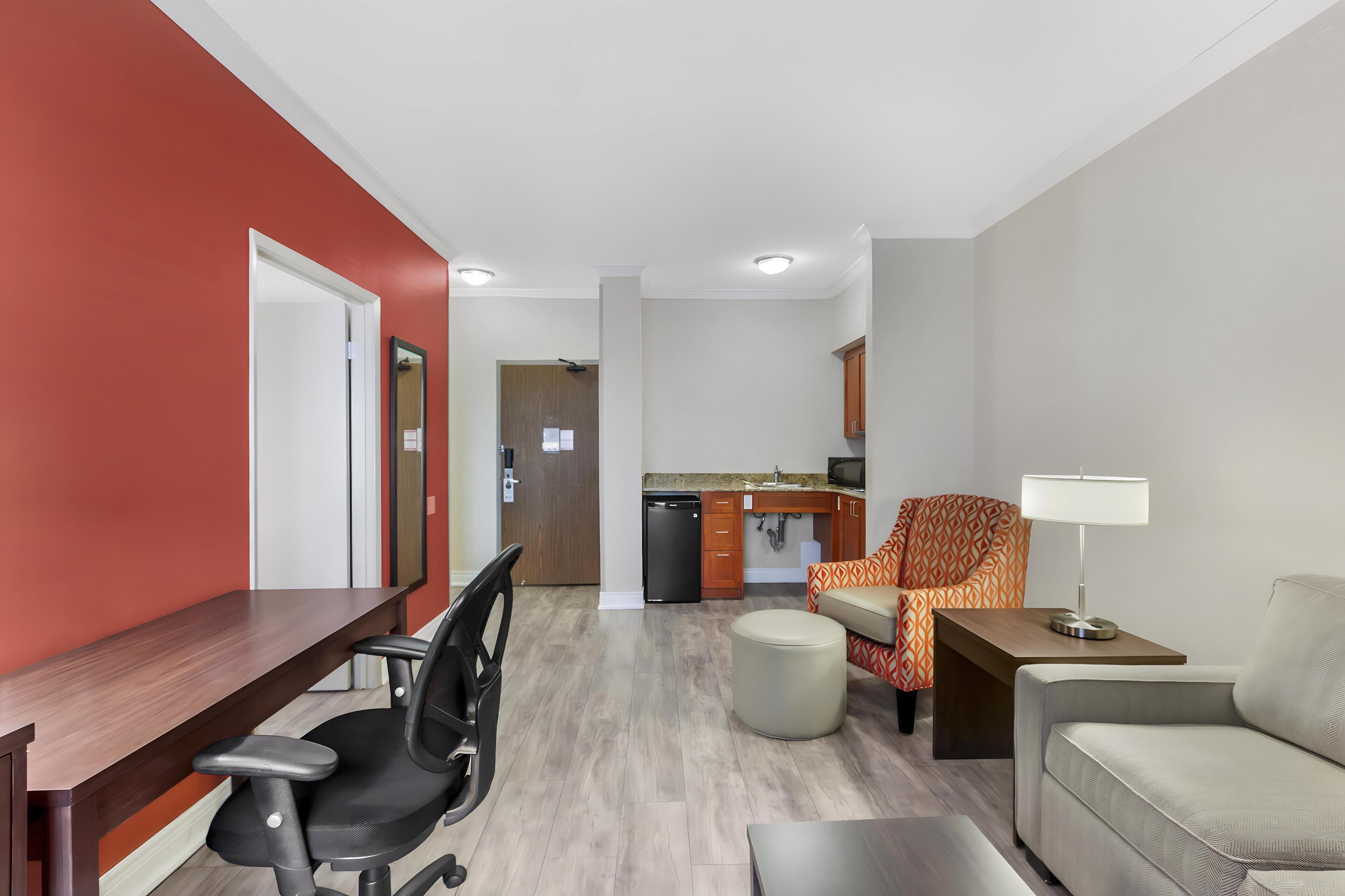 1 bedroom, pillow-top beds, desk, laptop workspace