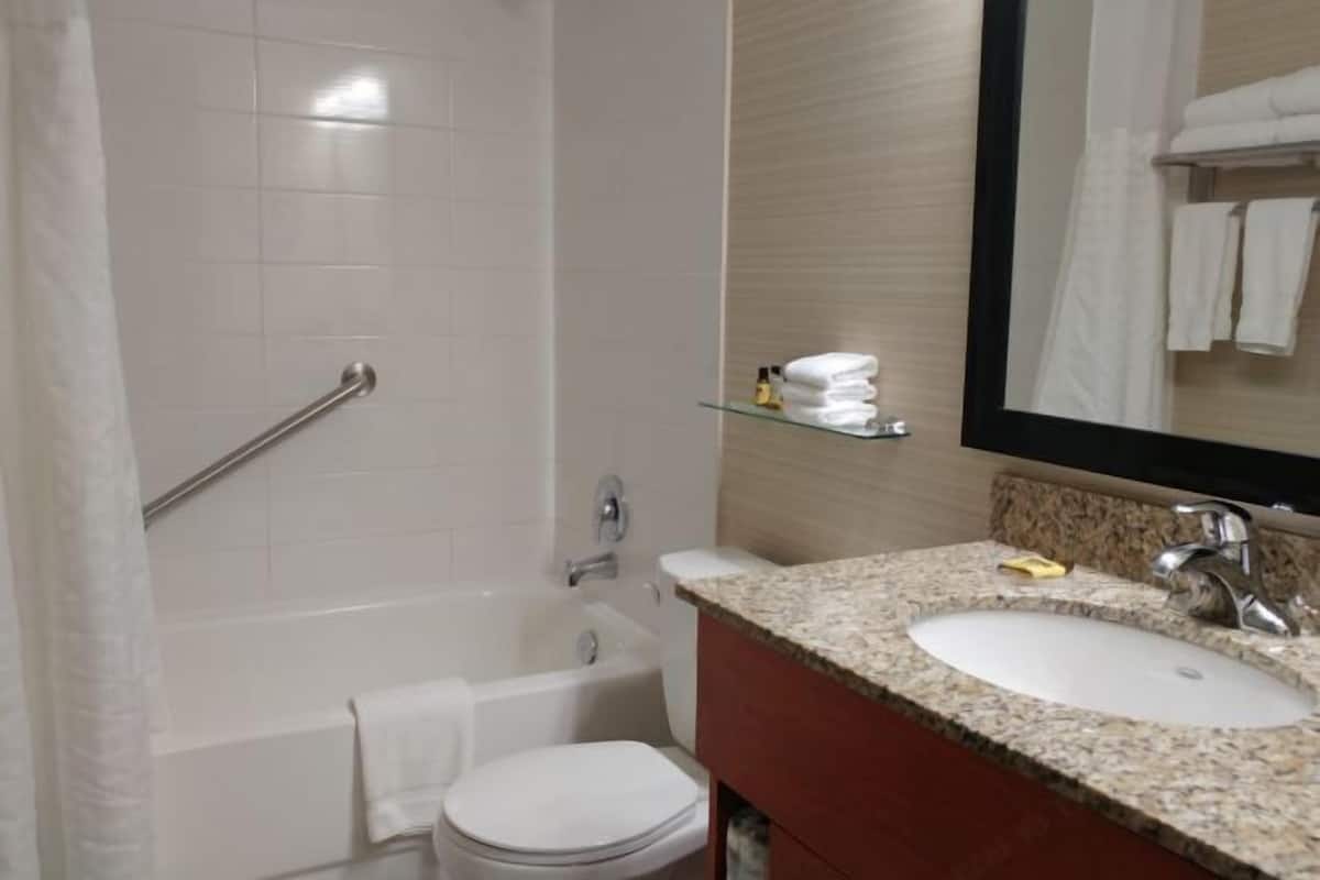 Bathroom | Free toiletries, hair dryer, towels