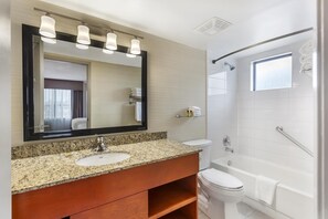 Suite, 2 Queen-Betten, Nichtraucher, Kochnische (with Sofabed) | Badezimmer | Kostenlose Toilettenartikel, Haartrockner, Handtücher