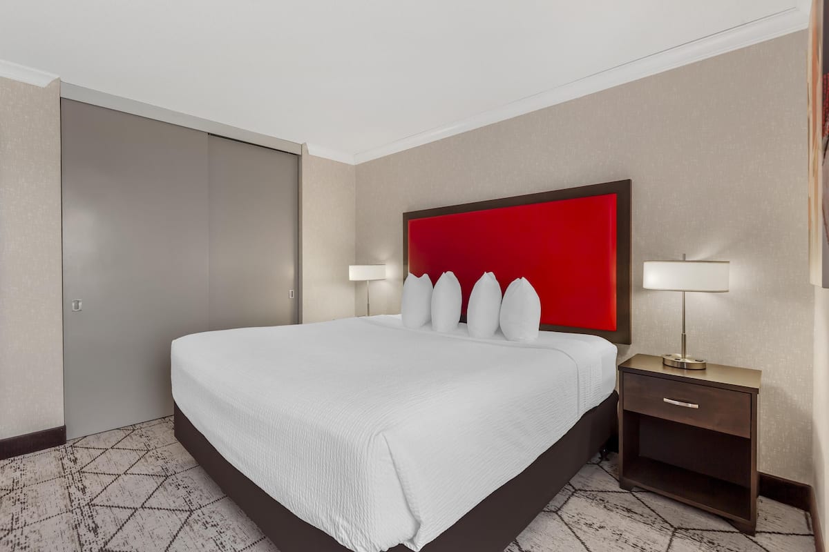 Suite, 1 Katil Raja (King), Non Smoking, Microwave (with Sofabed) | 1 bilik tidur, tilam berlapik, meja, ruang kerja komputer riba