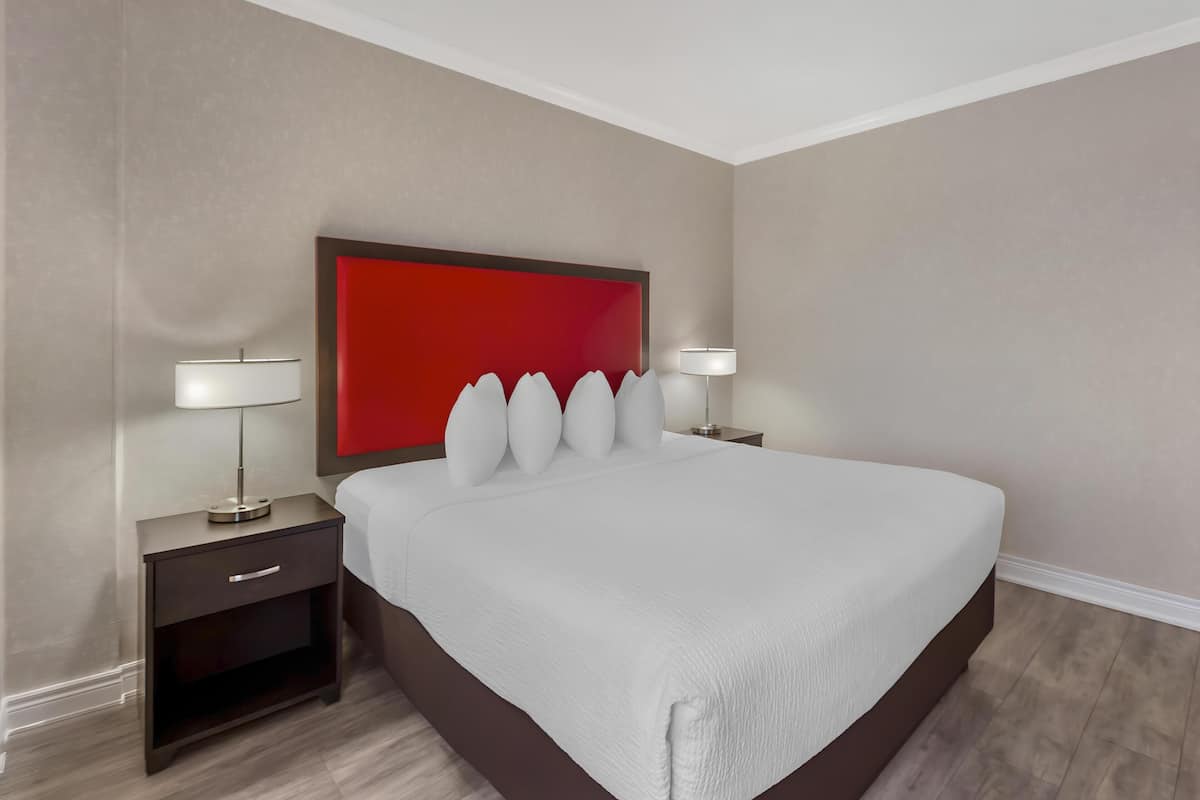 Suite, 1 Katil Raja (King), Accessible, Non Smoking | 1 bilik tidur, tilam berlapik, meja, ruang kerja komputer riba