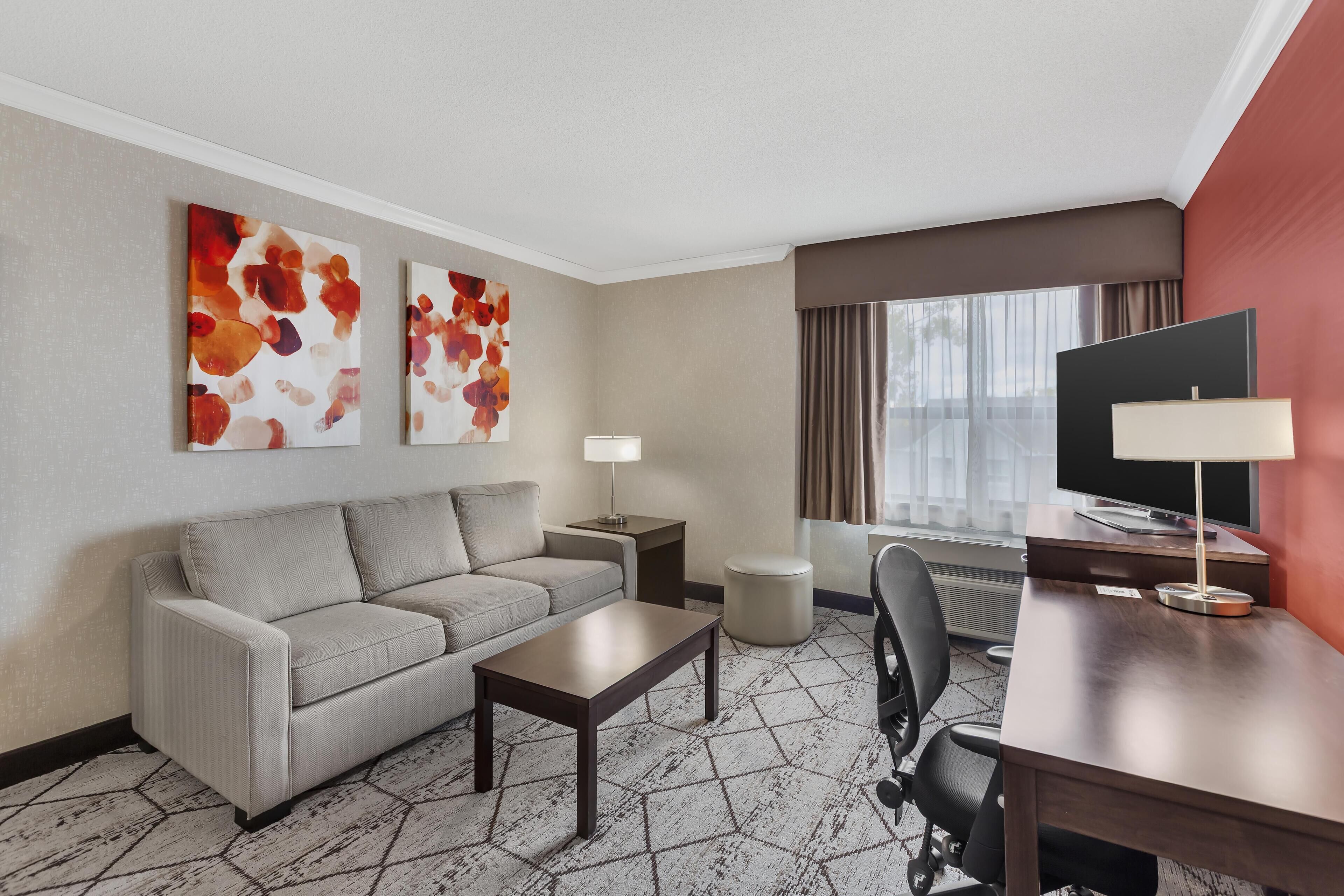 1 bedroom, pillow-top beds, desk, laptop workspace
