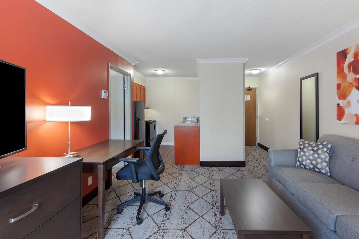 1 bedroom, pillowtop beds, desk, laptop workspace