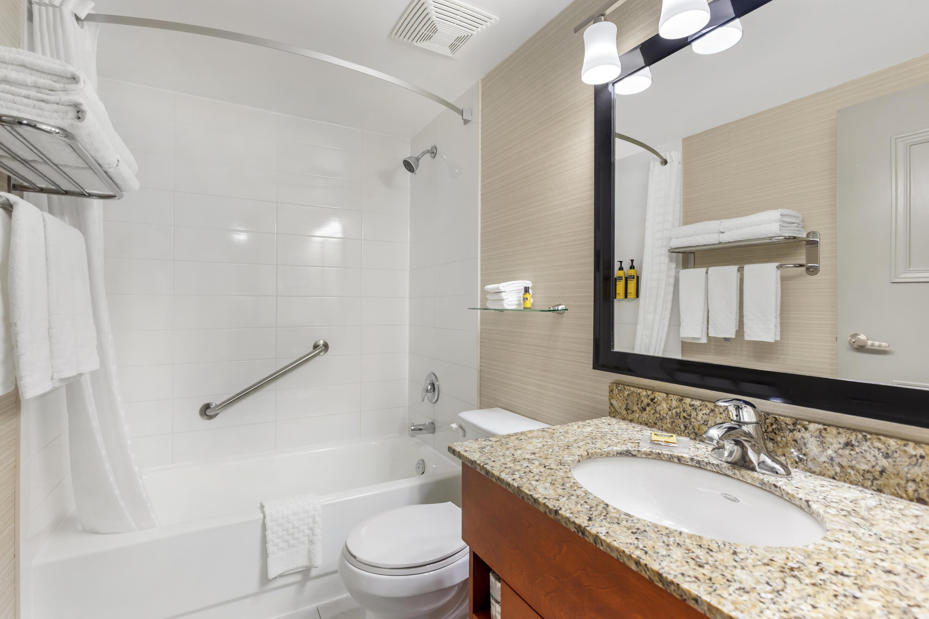 Un baño moderno con bañera, inodoro y lavamanos.
