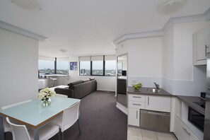 Minibar, caja de seguridad en la habitación y escritorio 