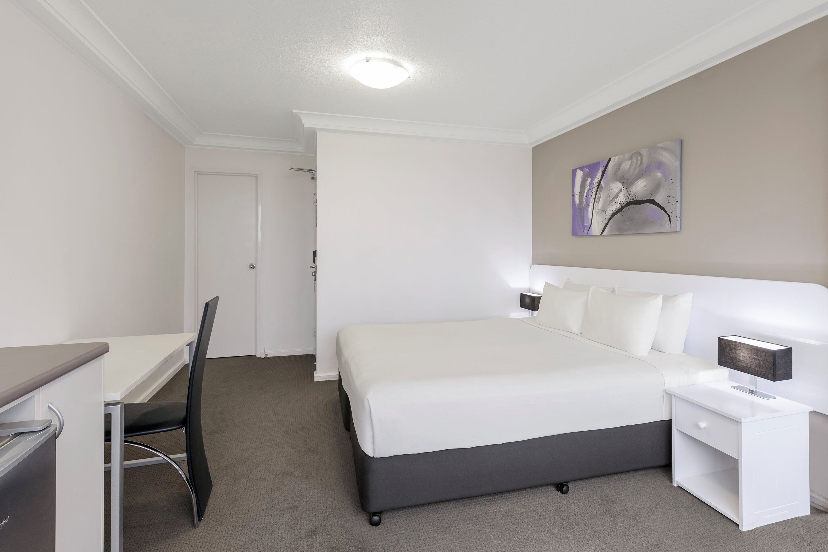 Rom (Superior Outlook King or Twin Room) | Minibar, safe på rommet, skrivebord og blendingsgardiner