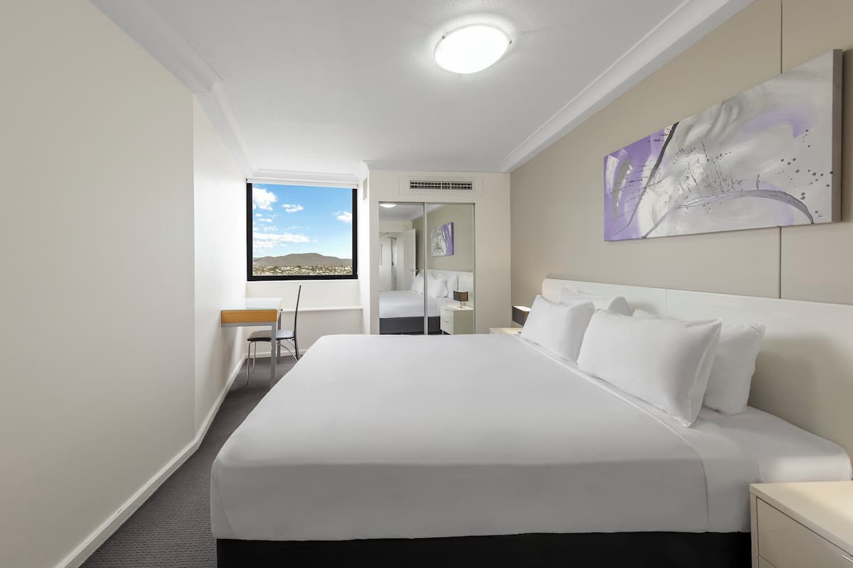 Minibar, safe på rommet, skrivebord og blendingsgardiner