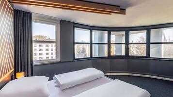 Escritorio, cortinas blackout y tabla de planchar con plancha