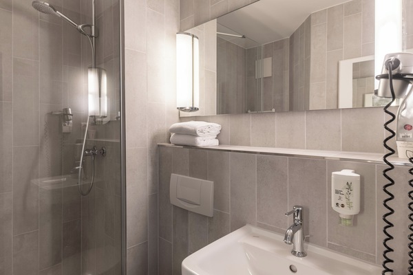 Dusche, Haartrockner, Handtücher, Shampoo