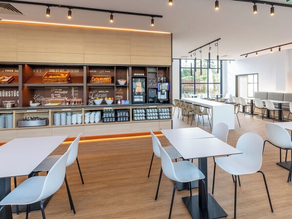 Se ofrece un desayuno bufé todos los días (13.9 EUR por persona)