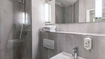 Ducha, secador de pelo, toallas, shampoo