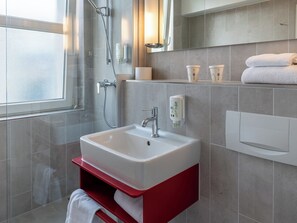 Shower, hair dryer, towels, shampoo - B&B HOTEL Aachen City-Ost (Aachen)