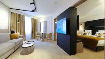 Ylelliset vuodevaatteet, Select Comfort -patjalliset sängyt, työpöytä