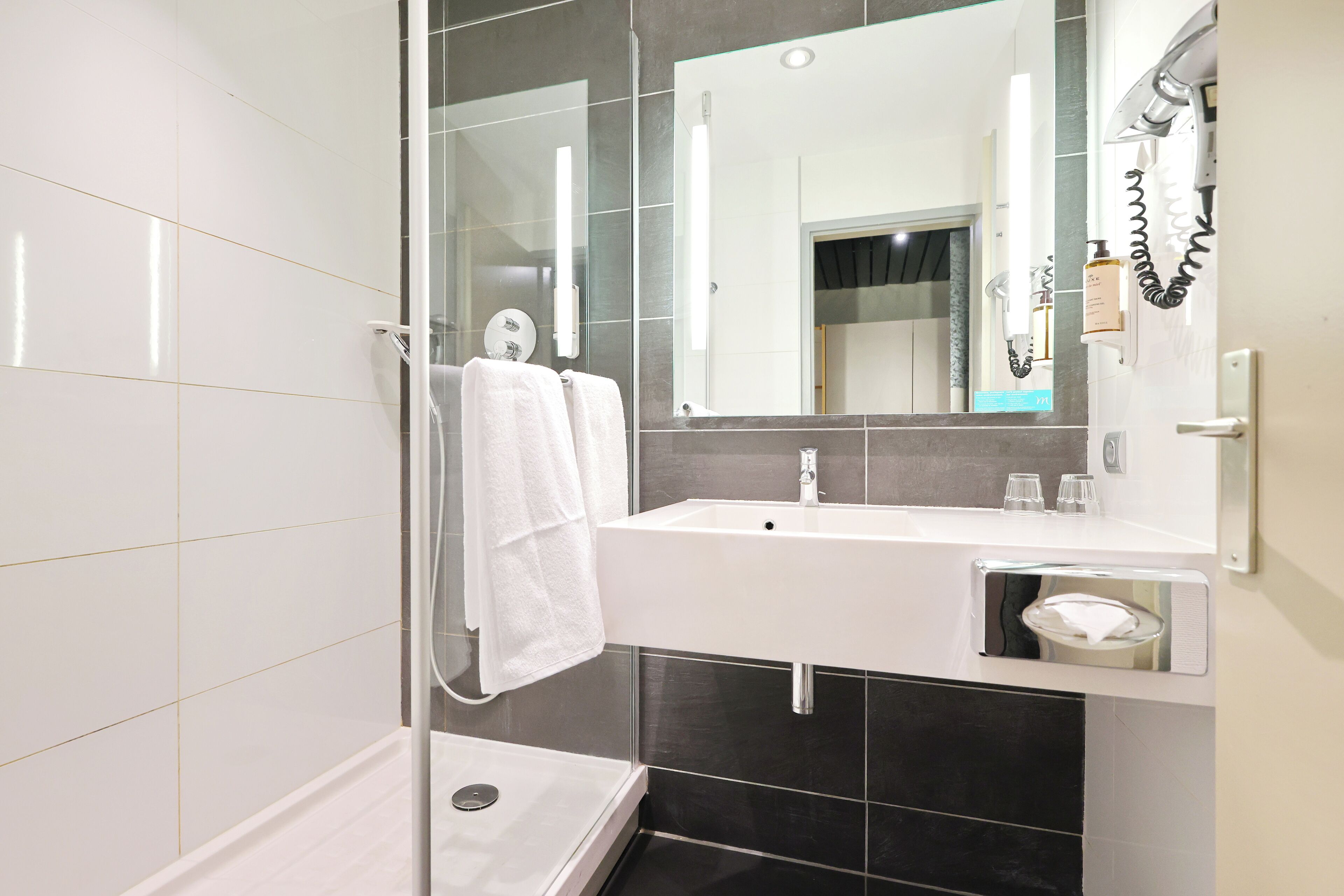 standard room, 2 single beds | bathroom | shower, eco-friendly toiletries, hair dryer, towels