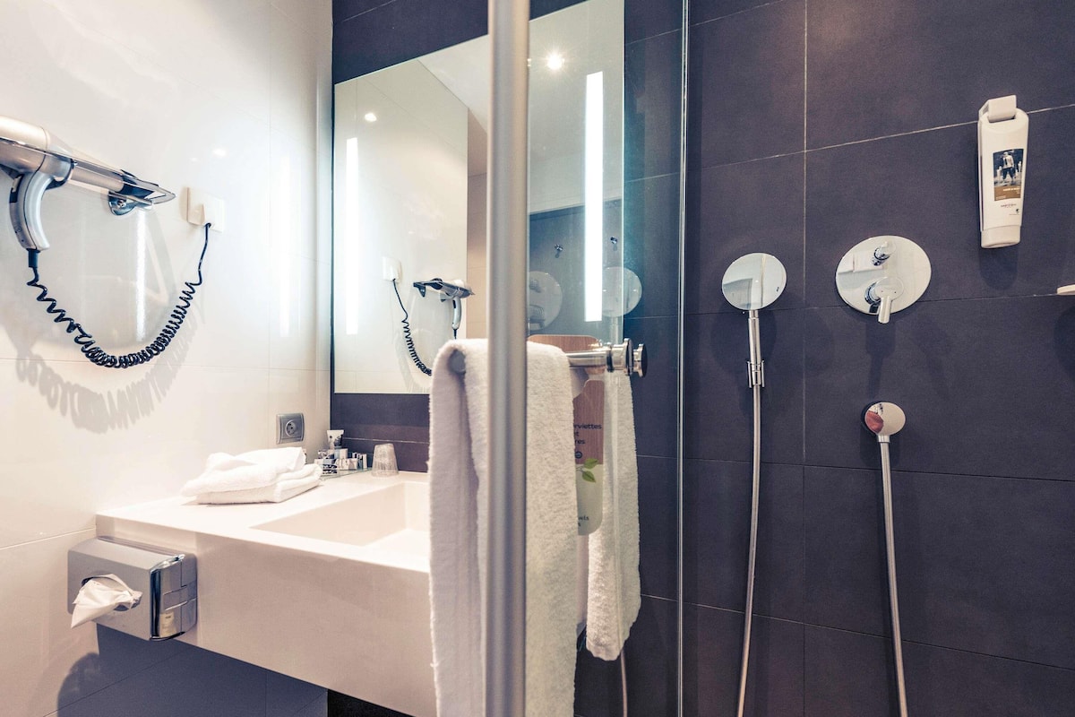 Standard Room, 1 Double Bed | Premium bedding, Select Comfort beds, desk, blackout curtains