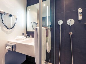 Habitación estándar, 1 cama doble | Ropa de cama de alta calidad, colchones Select Comfort, escritorio