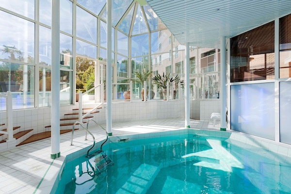 Kolam renang indoor, dengan kursi berjemur