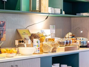 Se ofrece un desayuno bufé todos los días (por un coste adicional)