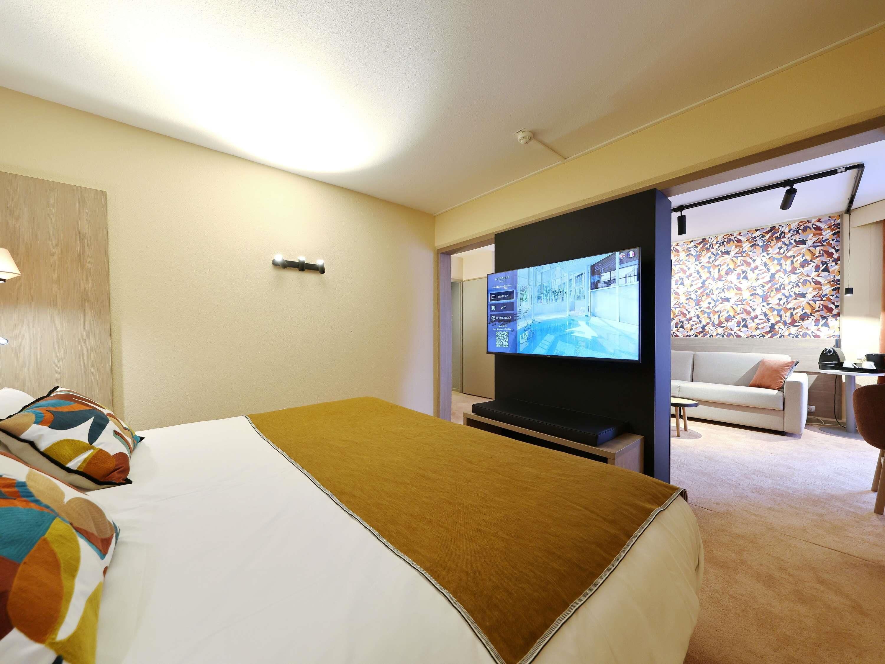 Junior Suite, 1 King Bed with Sofa bed