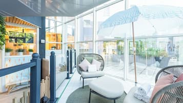Una piscina techada, sillones reclinables de piscina