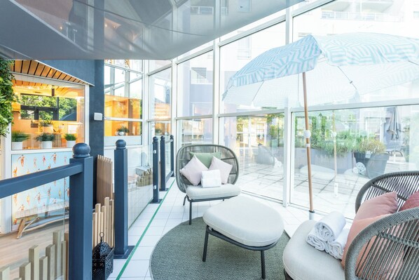 Piscina interna, espreguiçadeiras