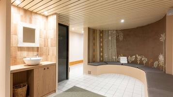 Piscine couverte, chaises longues