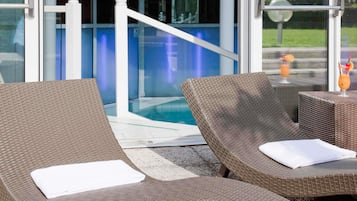 Piscine couverte, chaises longues