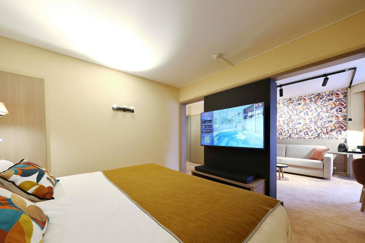 Suite junior, 1 cama King size y sofá cama | Ropa de cama de alta calidad, camas Select Comfort y escritorio