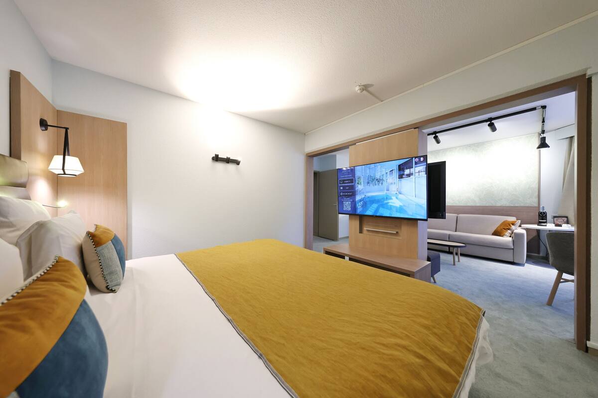 Junior Suite, 1 King Bed with Sofa bed