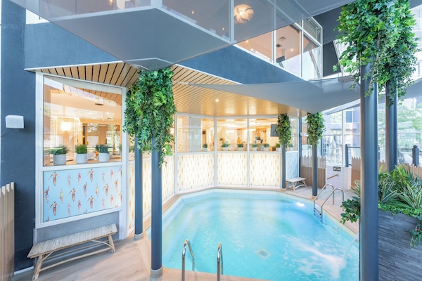 Piscine couverte, chaises longues