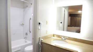 Combined shower/tub, towels