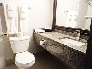 Combined shower/tub, free toiletries, hair dryer, towels