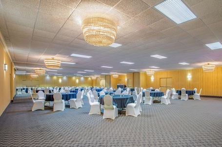 Salone per matrimoni. Days Inn by Wyndham Sudbury & Conference Centre