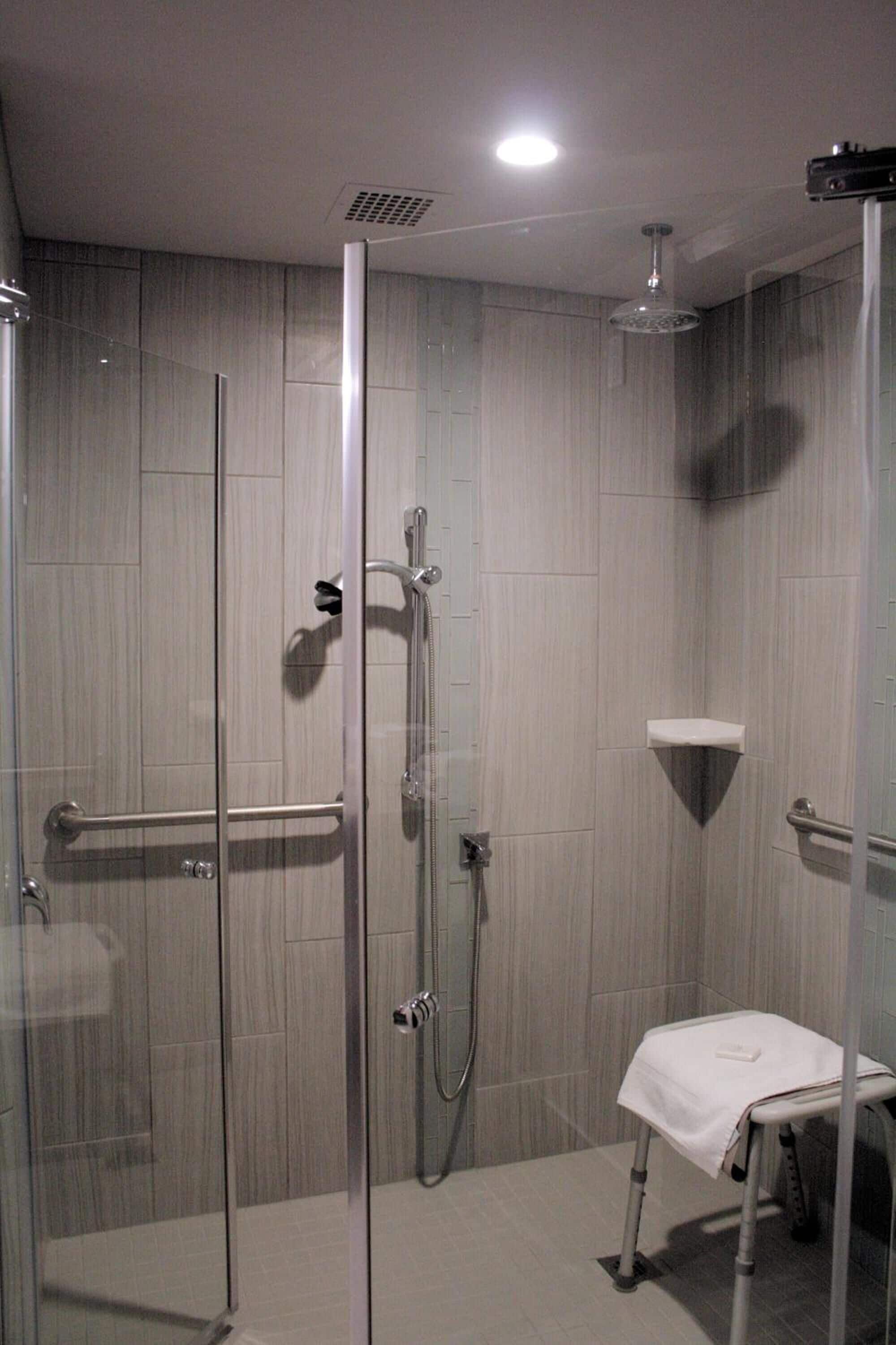 Combined shower/bathtub, free toiletries, hair dryer, towels. Days Inn by Wyndham Sudbury & Conference Centre