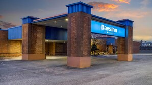 A Days Inn by Wyndham with a covered entrance and brick pillars.