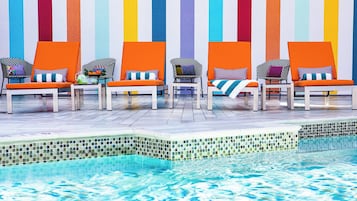 Una piscina al aire libre (de 07:00 a 21:00), sombrillas, tumbonas