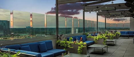 Breakfast, lunch, dinner served; American cuisine