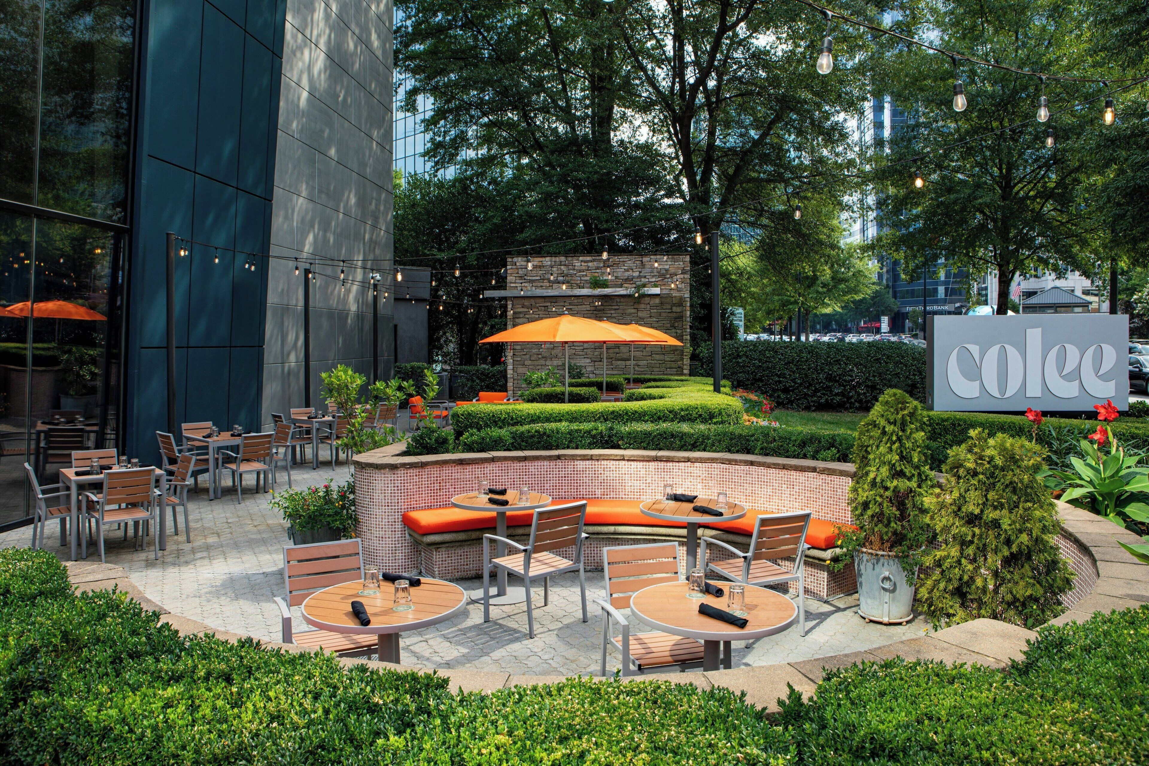 S'hi serveixen esmorzars, dinars, sopars i plats de cuina americana 