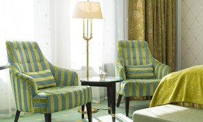 Minibar, in-room safe, desk, laptop workspace - Hotel Bristol (Oslo)