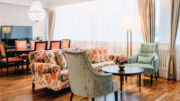 Suite, ikke-røyk | Minibar, safe på rommet, skrivebord og skrivebord for bærbar PC